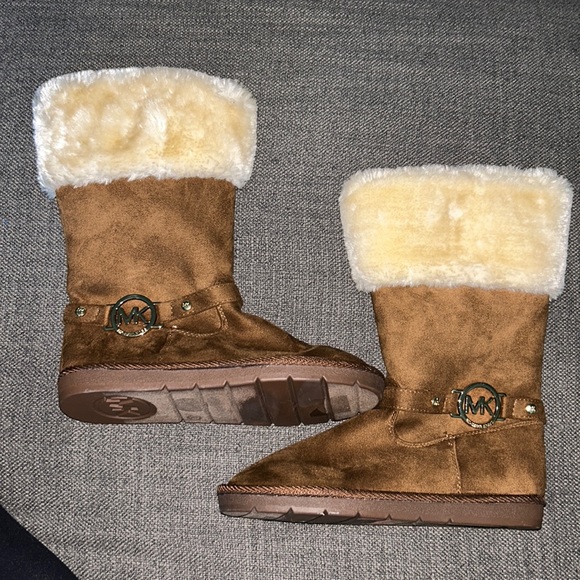 Michael Kors Camel Suede Boots Fleece Lining Gold Logo Youth Girls size 2 - Picture 1 of 3